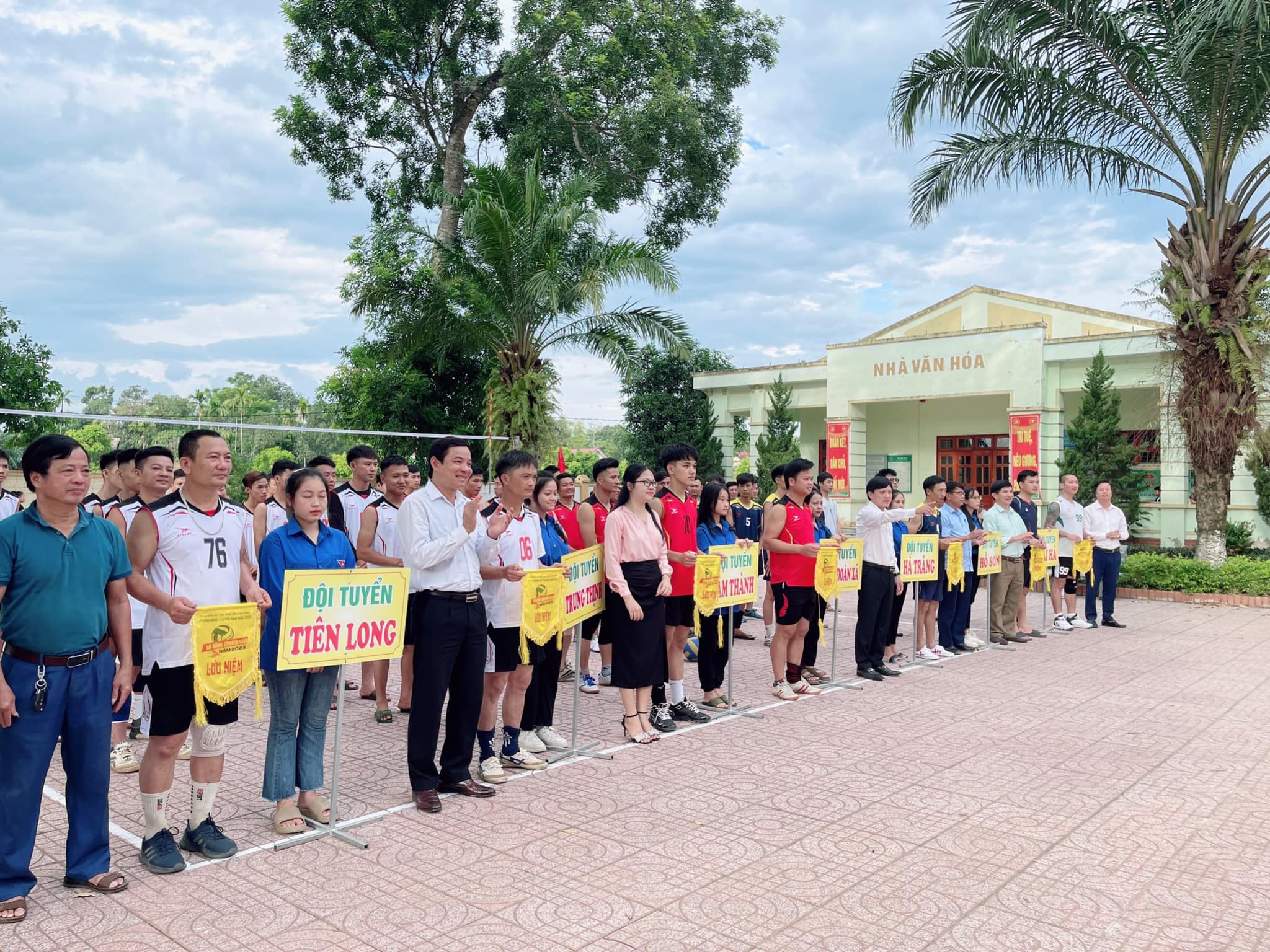 Các đại biểu trao cờ lưu niệm cho các đội