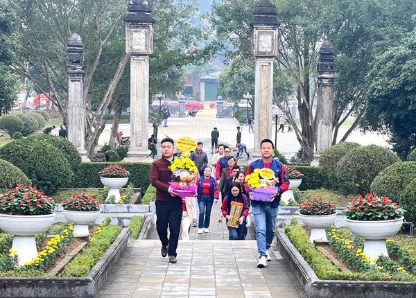 Du khách thăm viếng Khu di tích quốc gia đặc biệt Mộ và Nhà lưu niệm Đại danh y Hải Thượng Lãn Ông Lê Hữu Trác