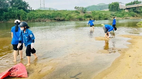 Tuổi trẻ Sơn Trung chung tay bảo vệ môi trường dòng sông quê hương